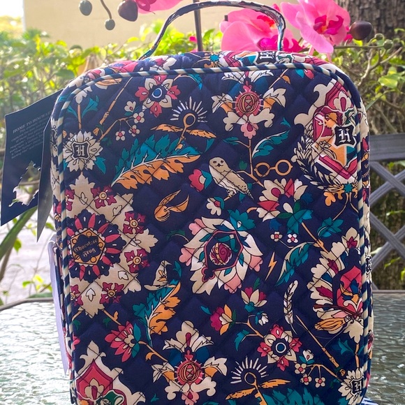 Vera Bradley Harry Potter Home To Hogwarts Quilted Zippered Lunchbox - Picture 12 of 16